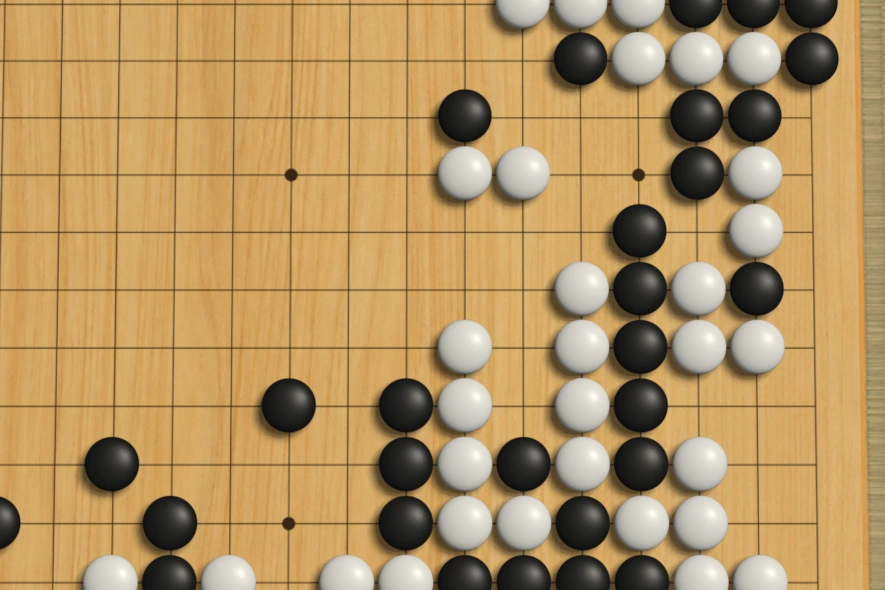 应用内对弈局面,黑白棋子在榧木棋盘上交错