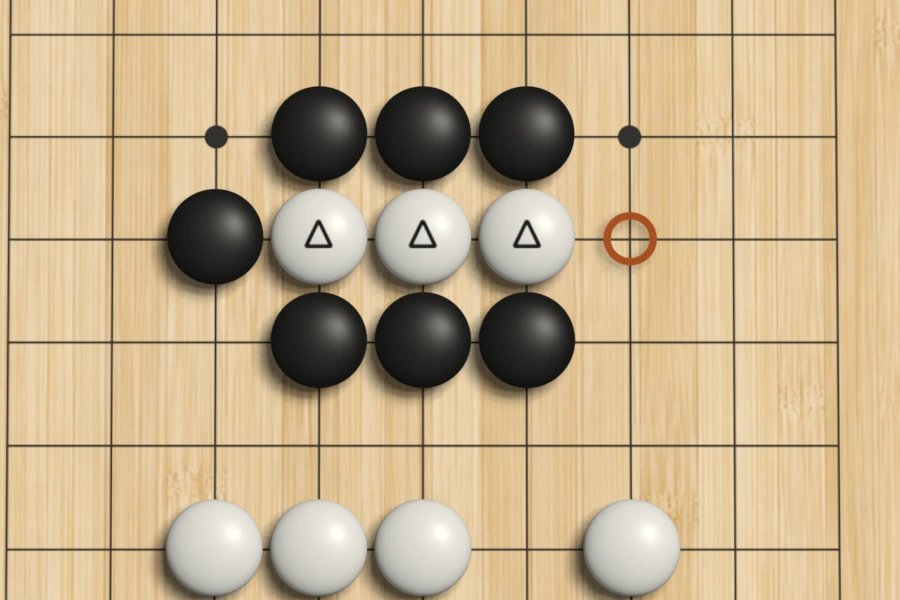 整块提子练习,白棋带有三角标记,橙色圆圈提示最后一口气
